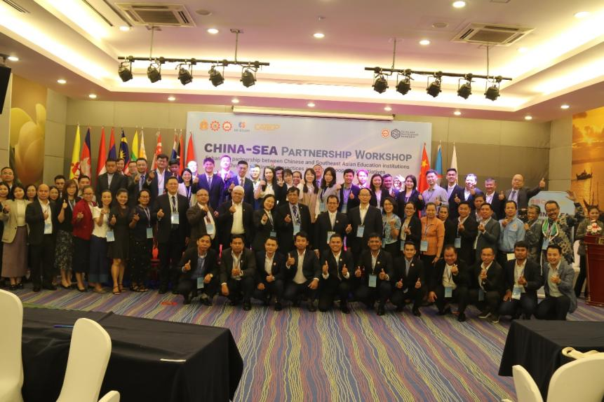 我校参加中国-东南亚国际技术教育合作峰会并荣获“优秀合作伙伴奖”