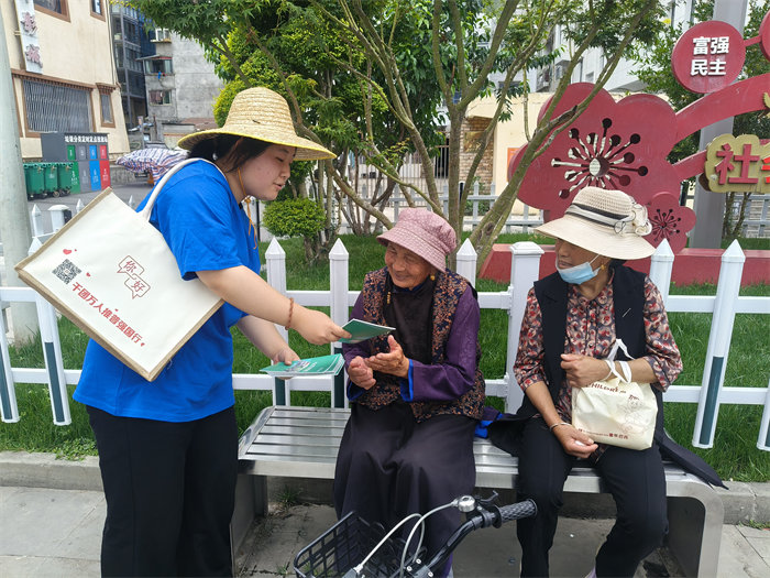 实践团成员在金川县城区开展语言国情问卷调查。四川文化产业职业学院文化商学院供图