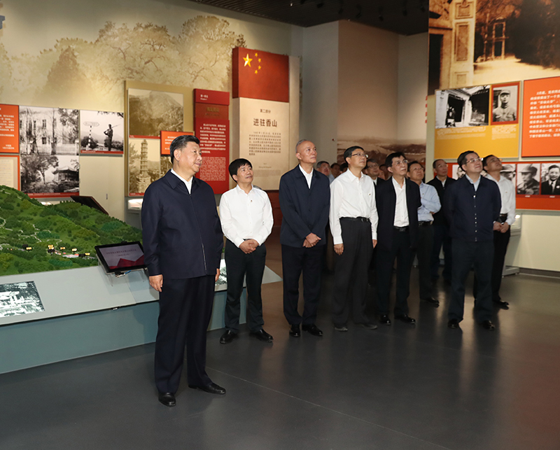 9月12日,中共中央总书记、国家主席、中央军委主席习近平视察中共中央北京香山革命纪念地。这是习近平在香山革命纪念馆参观《为新中国奠基》主题展览。
